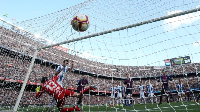 Messi, em cobrança de falta, marcou o primeiro gol Foto: ALBERT GEA / REUTERS