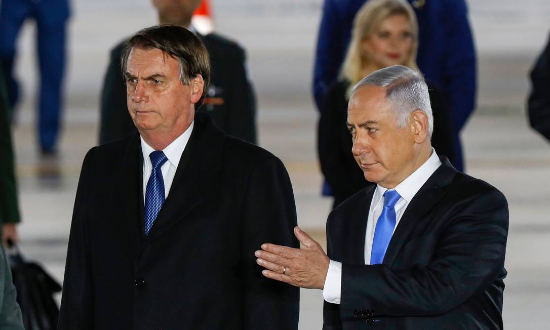 Primeiro-ministro israelense, Benjamin Netanyahu recebe o presidente Jair Bolsonaro no aeroporto internacional de Tel Aviv. Foto: JACK GUEZ / AFP