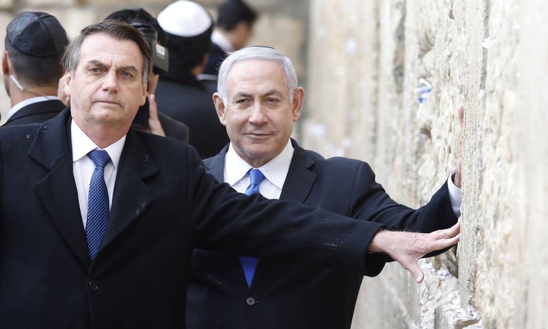 Presidente brasileiro, Jair Bolsonaro vai ao Muro das Lamentações, na Cidade Velha de Jerusalém, com o primeiro-ministro de Israel, Benjamin Netanyahu Foto: MENAHEM KAHANA 01-04-2019 / AFP