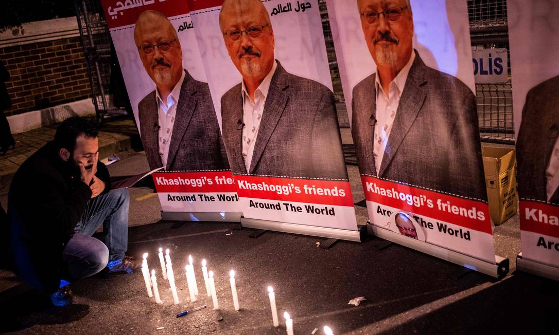 Homem presta homenagem a jornalista saudita morto em consulado de Istambul Foto: YASIN AKGUL 02-10-2018 / AFP