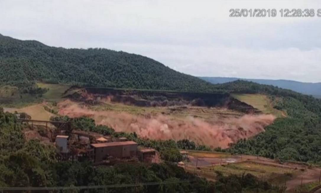 Imagens mostram exato momento do rompimento da barragem da Mina do Feijão, em Brumadinho, em janeiro Foto: Reprodução