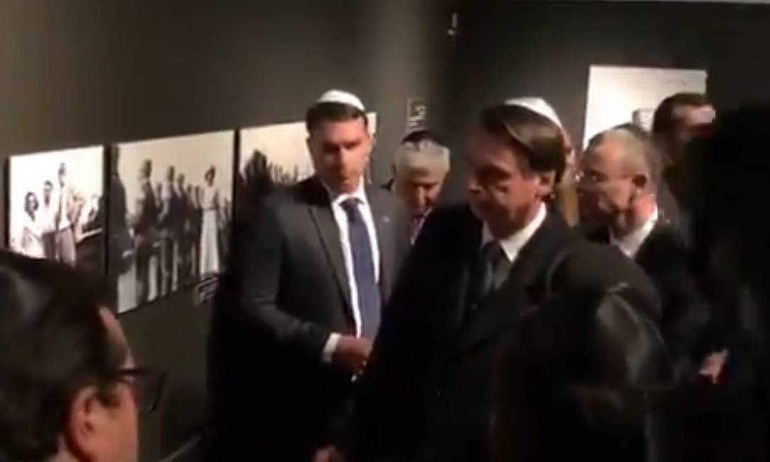 Bolsonaro visita exposição de fotografias do Holocausto, em Jerusalém Foto: Reprodução/Twitter