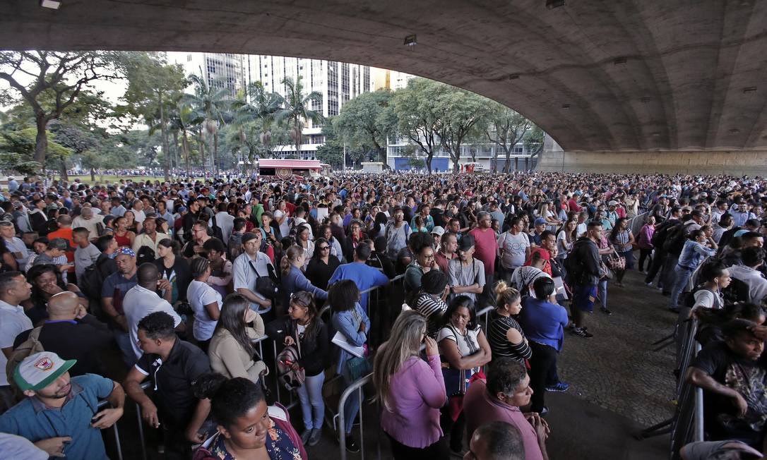 Fila de pessoas procurando emprego no Vale do Anhagabau, em São Paulo Foto: Edilson Dantas / Agência O Globo