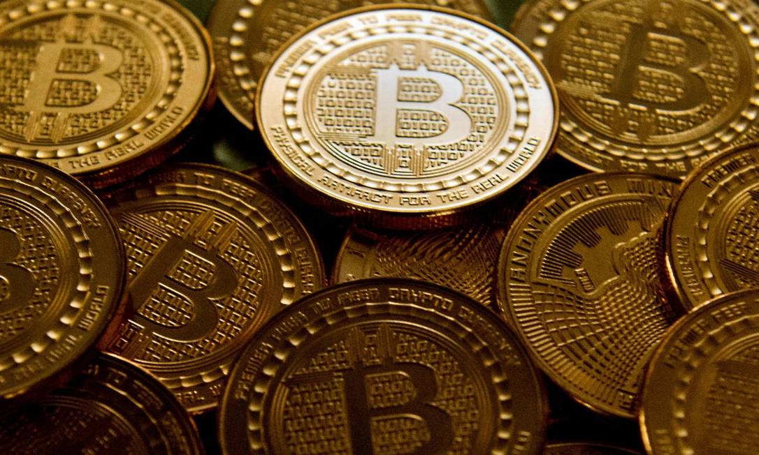O Bitcoin, a moeda digital mais negociada atualmente, teve um salto de 21% entre as 5h30 e as 6h22 de Londres, nesta terça-feira, chegando a US$ 5.079, ou cerca de R$ 19.632 Foto: KAREN BLEIER / AFP
