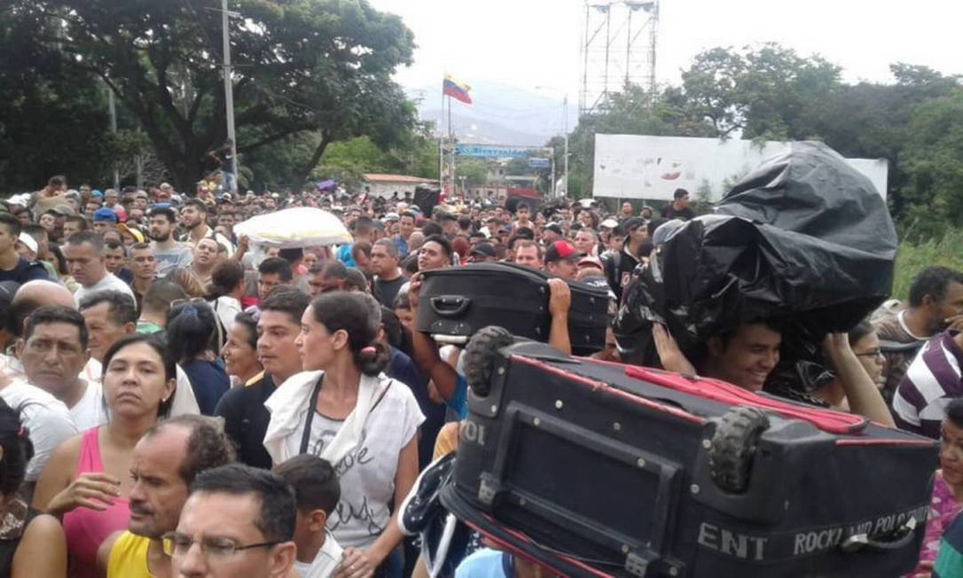Venezuelanos cruzam a ponte Simon Bolívar, na fronteira com a Colômbia Foto: SOCIAL MEDIA / REUTERS