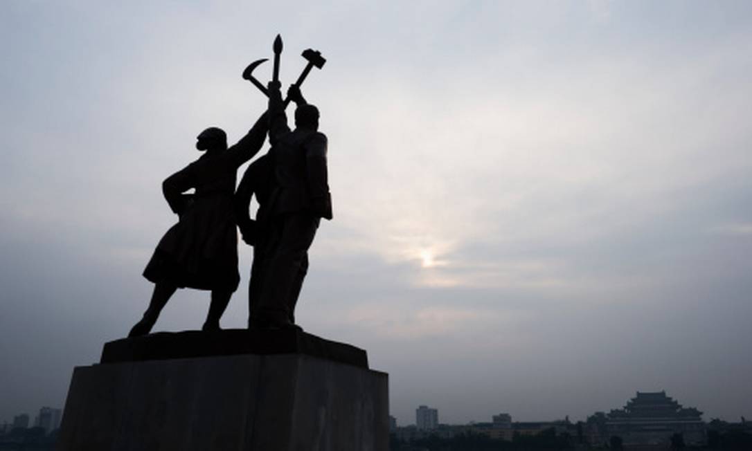 Ideologia não é só um punhado de mentiras vermelhas. Na foto, um monumento do Partido dos Trabalhadores da Coreia do Norte, em Pyongyang. Foto: Christian Aslund / Getty Images