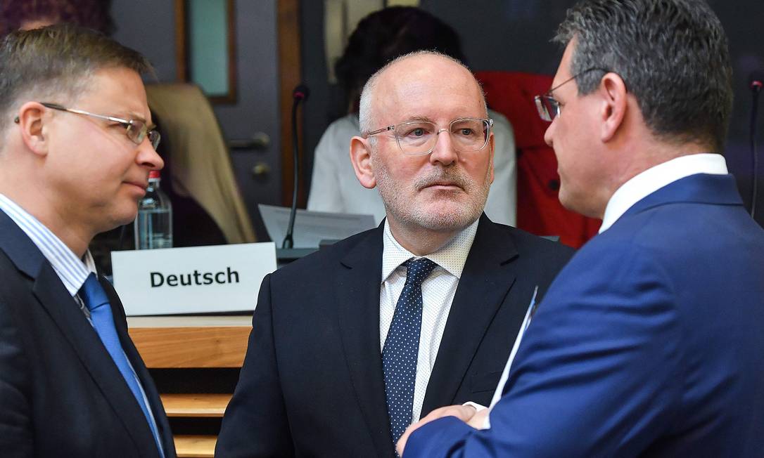 Primeiro-vice-presidente da Comissão Europeia, Frans Timmermans conversa em reunião em Bruxelas Foto: EMMANUEL DUNAND 03-04-2019 / AFP
