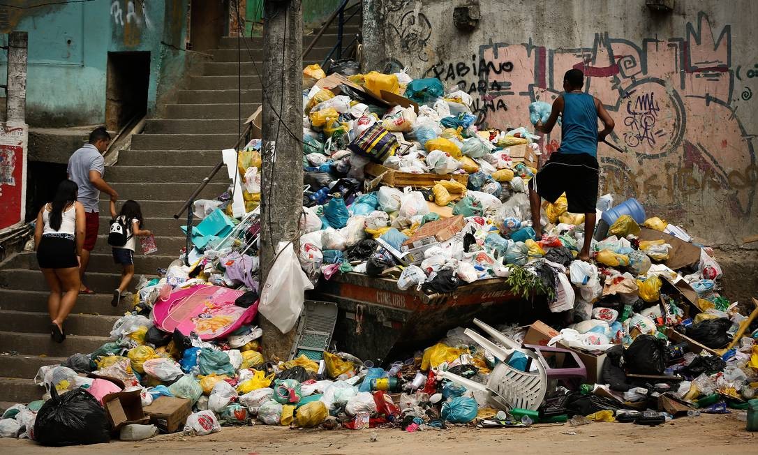 Lixo Se Acumula Em Ruas Do Rio Devido à Dívida Da Prefeitura Jornal O Globo