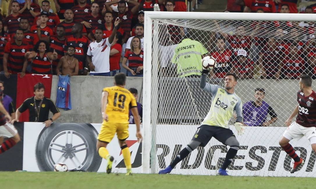 Goleiro Diego Alves fez &oacute;tima defesa no primeiro tempo contra o Pe&ntilde;arol Foto: MARCELO THEOBALD / MARCELO THEOBALD