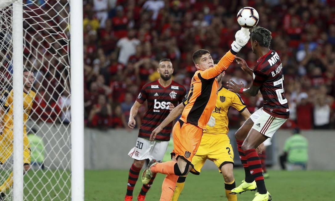 Dawson, goleiro do Pe&ntilde;arol, se antecipa a Bruno Henrique Foto: MARCELO THEOBALD / Ag&ecirc;ncia O Globo