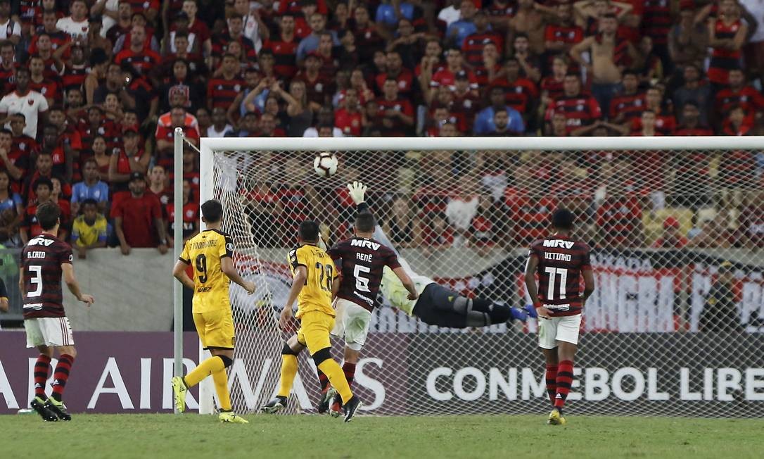 Diego Alves voa, mas n&atilde;o alcan&ccedil;a a cabe&ccedil;ada de Rodr&iacute;guez, no gol do Pe&ntilde;arol no Maracan&atilde; Foto: MARCELO THEOBALD / Ag&ecirc;ncia O Globo