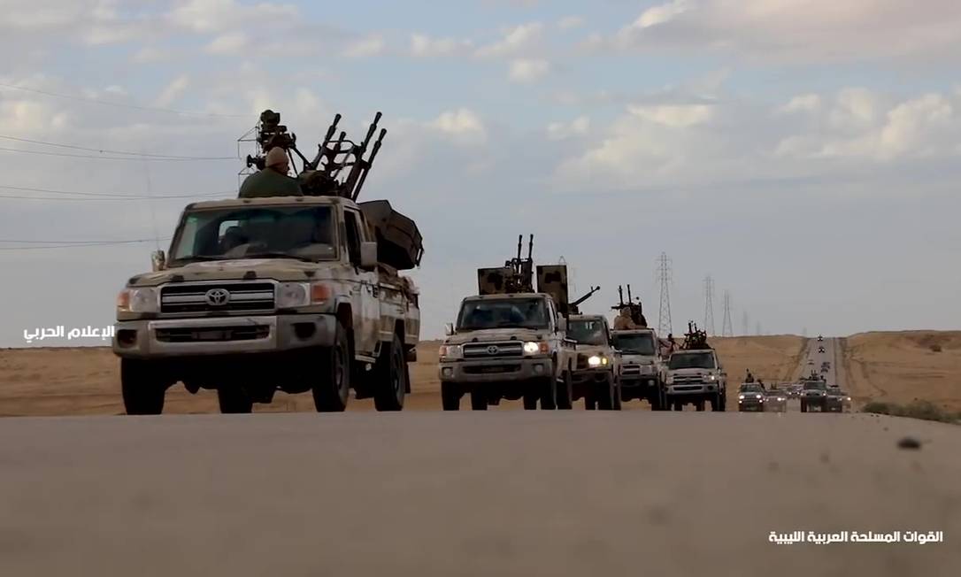 
Imagem de vídeo divulgado pelo Exército Nacional da Líbia (ANL) mostra suposto comboio de suas tropas seguindo em direção à capital Trípoli
Foto:
-
/
ANL/AFP
