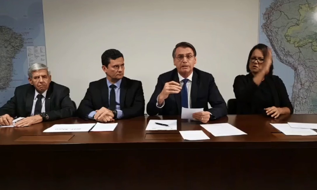 Ministros Augusto Heleno e Sergio Moro participam de 'live' com o presidente Bolsonaro Foto: ReproduÃ§Ã£o