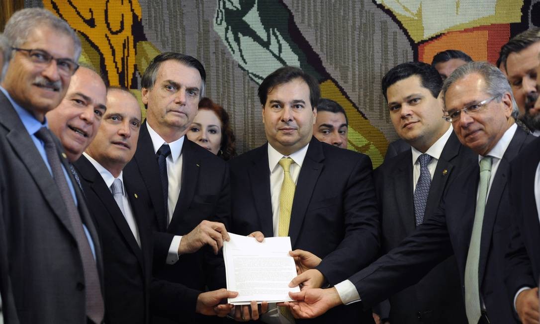 Em meio à crise que causou a demissão de Bebianno, Bolsonaro foi ao Congresso e entrega o texto da PEC da reforma da Presidência ao presidente da Câmara, Rodrigo Maia, e ao presidente do Senado Davi Alcolumbre Foto: Luis Macedo / Agência O Globo