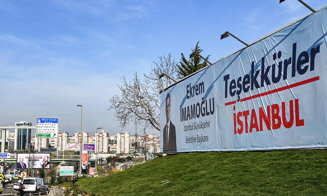 
Cartaz com propaganda eleitoral do candidato do partido opositor CHP à prefeiuira de Istambul, Ekrem Imamoglu, nas cercanias da cidade: vantagem original de 25 mil votos no domingo caiu para pouco menos de 19 mil, mas permanece
Foto:
OZAN KOSE/AFP/04-04-2019
