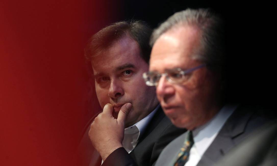 O ministro da Economia, Paulo Guedes, ao lado do presidente da Câmara, Rodrigo Maia. Diálogo é a chave para a aprovação da reforma da Previdência, segundo banqueiros Foto: AMANDA PEROBELLI / REUTERS