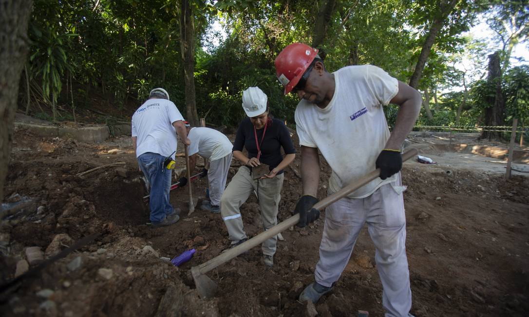 Arqueóloga avalia peças no meio da escavação Foto: Alexandre Cassiano / Agência O Globo
