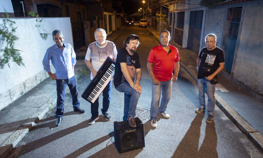 Intersom. “Todos os integrantes estão muito afiados, embora tenham mais de 60 anos”, diz vocalista (à frente) Foto: Bruno Kaiuca / Agência O Globo
