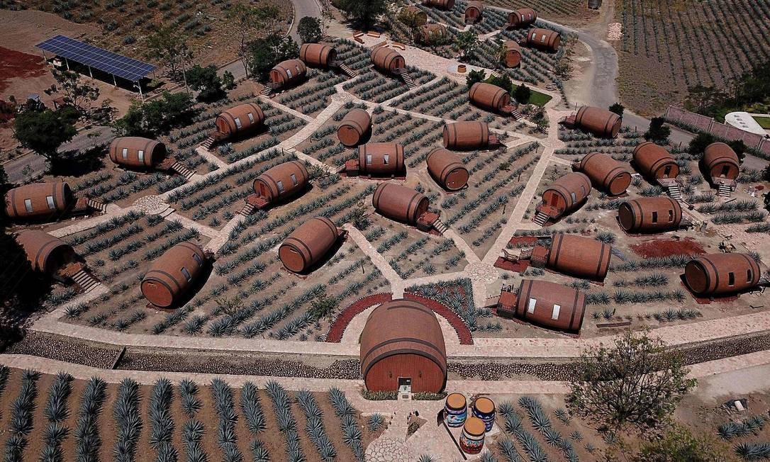 Saiba como dormir dentro de um barril gigante de tequila, no México