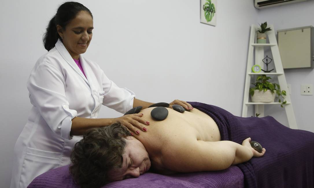 Zen. A terapeuta Adriana Ferreira faz massagem com pedras quentes em Cristina 