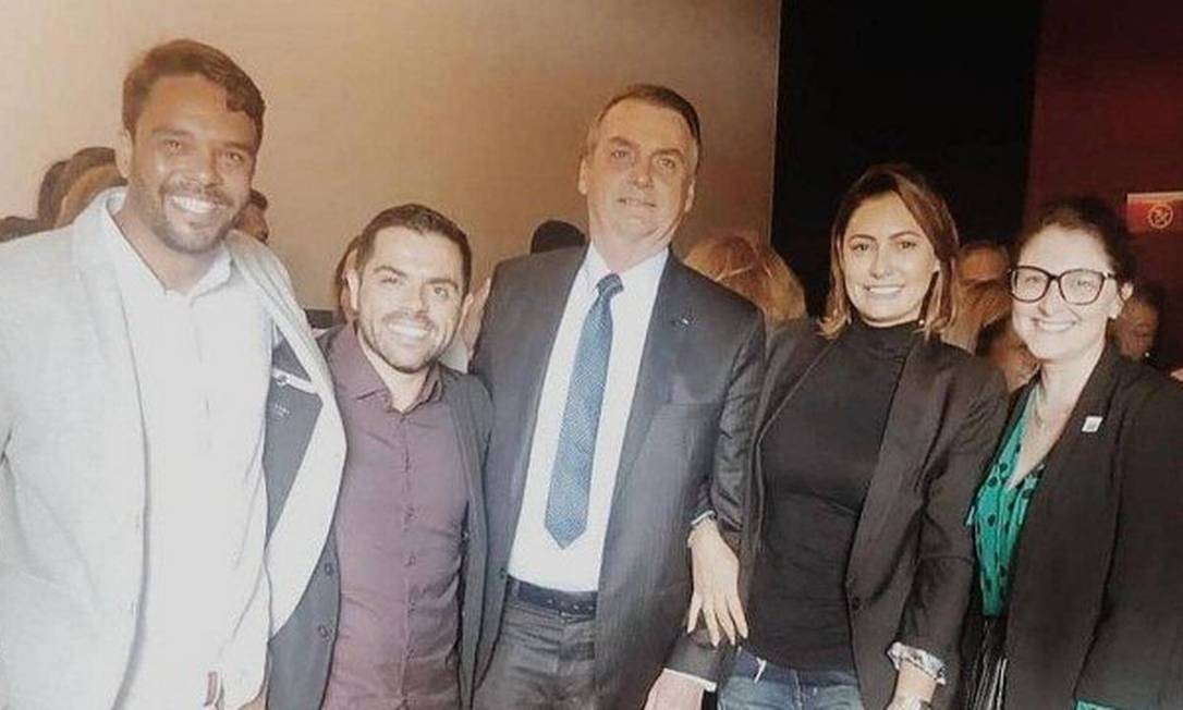De volta ao Brasil em meio à nova crise, Bolsonaro foi ao cinema no Park Shopping, em Brasília, com a primeira-dama, Michelle Bolsonaro, assistir ao filme "Superação - Milagre da fé", que conta a história de um jovem que ficou uma hora morto após afogamento Foto: Reprodução