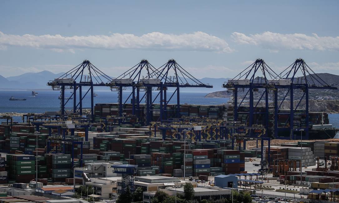 Porto de Pireus, na Grécia, passou a ser o segundo da Europa depois de investimentos chineses Foto: ANGELOS TZORTZINIS 27-07-2017 / NYT