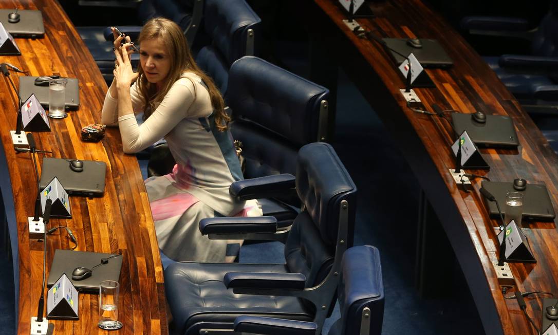 Ex-senadora Vanessa Grazziotin (PCdoB/AM) em plenário durante sessão: não eleita em 2018, ela dá expediente no gabinete de correligionária Foto: Givaldo Barbosa / Agência O Globo
