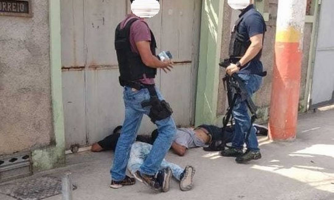 Agentes em ação: presos foram encaminhados à 54ª DP (Belford Roxo) Foto: Divulgação