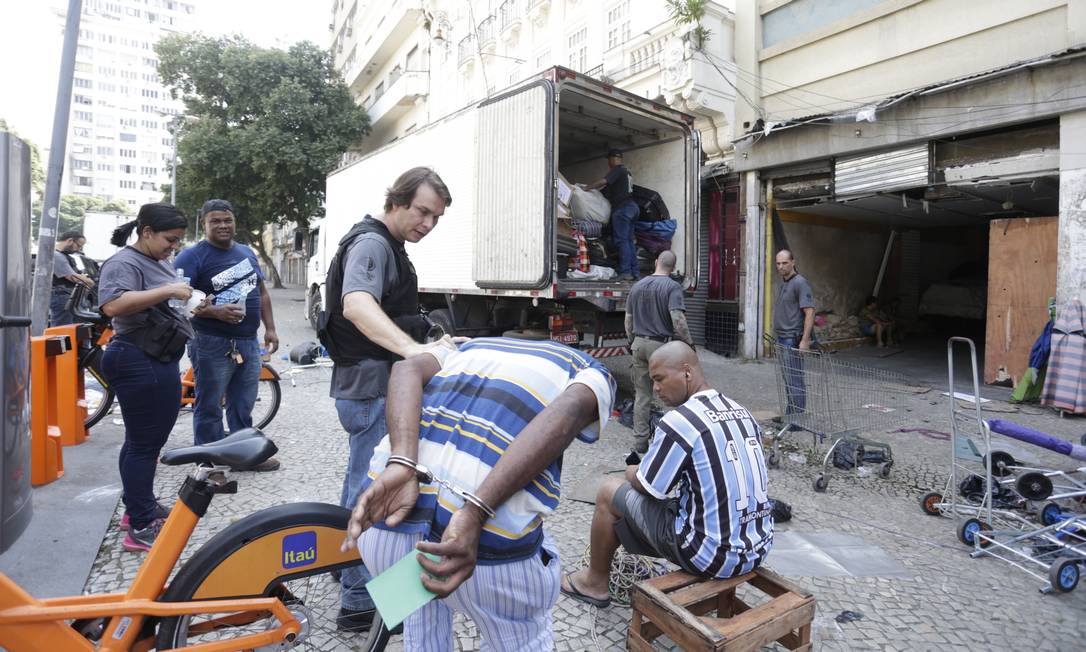 Homem é preso durante operação da polícia contra comércio ilegal Foto: Marcio Alves / Marcio Alves
