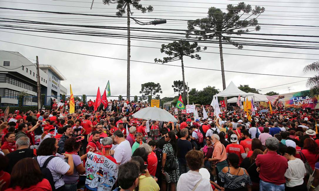 Ato contra prisão do ex-presidente Lula, em Curitiba Foto: HEULER ANDREY / AFP