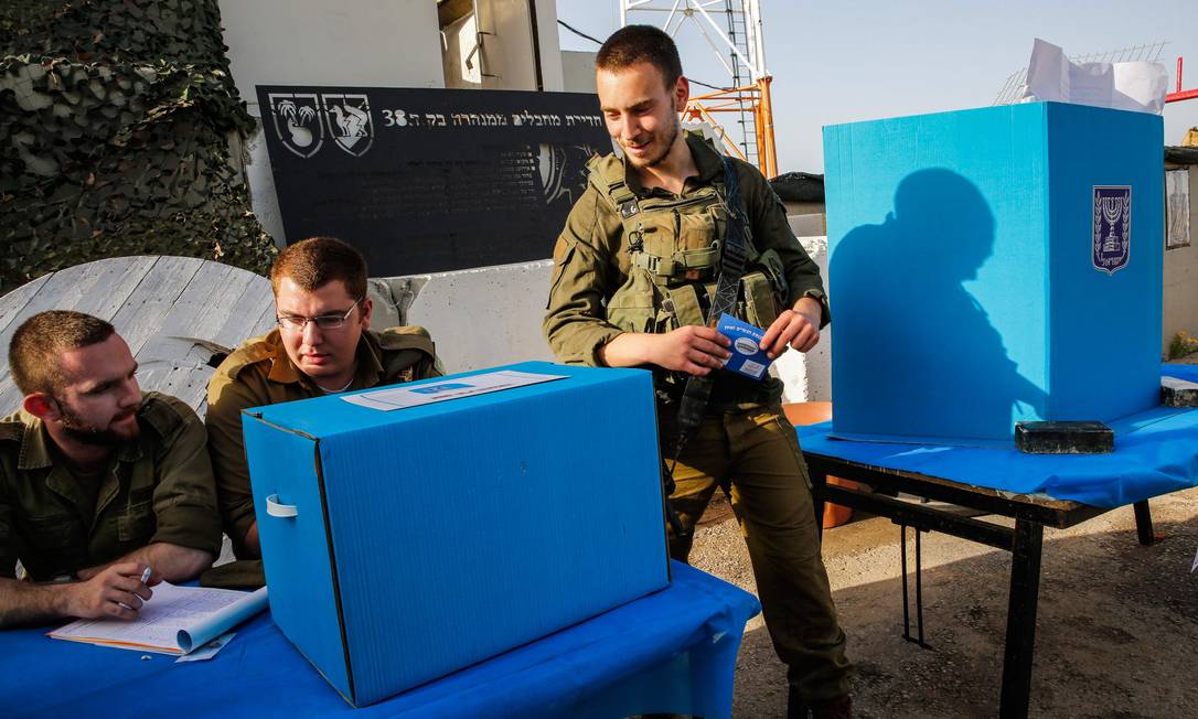 Soldados israelenses se preparam para votar na base do exército em Erez, no sul de Israel, perto da fronteira com a Faixa de Gaza Foto: GIL COHEN-MAGEN / AFP