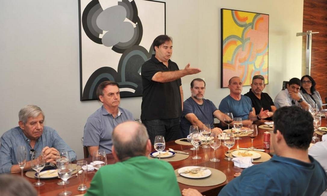 Em 19 de março, o presidente da Câmara de Deputados, Rodrigo Maia, ofereceu um churrasco em sua casa para reunir o presidente, os ministros e os presidentes do Senado, Davi alcolumbre, e do STF, Dias Toffoli, para tentar distencionar a relação entre os três poderes Foto: Divulgação