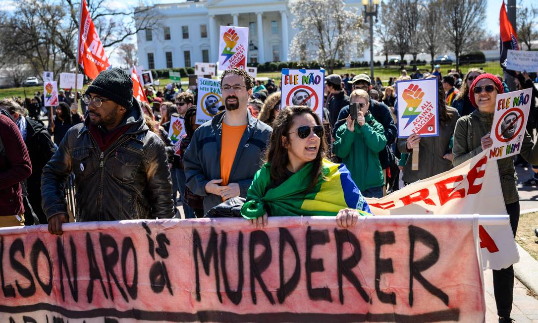 Em 17 de março, Bolsonaro foi recebido por manifestantes na Casa Branca, em Washington, EUA, na primeira visita oficial como presidente Foto: Eric Baradat / AFP
