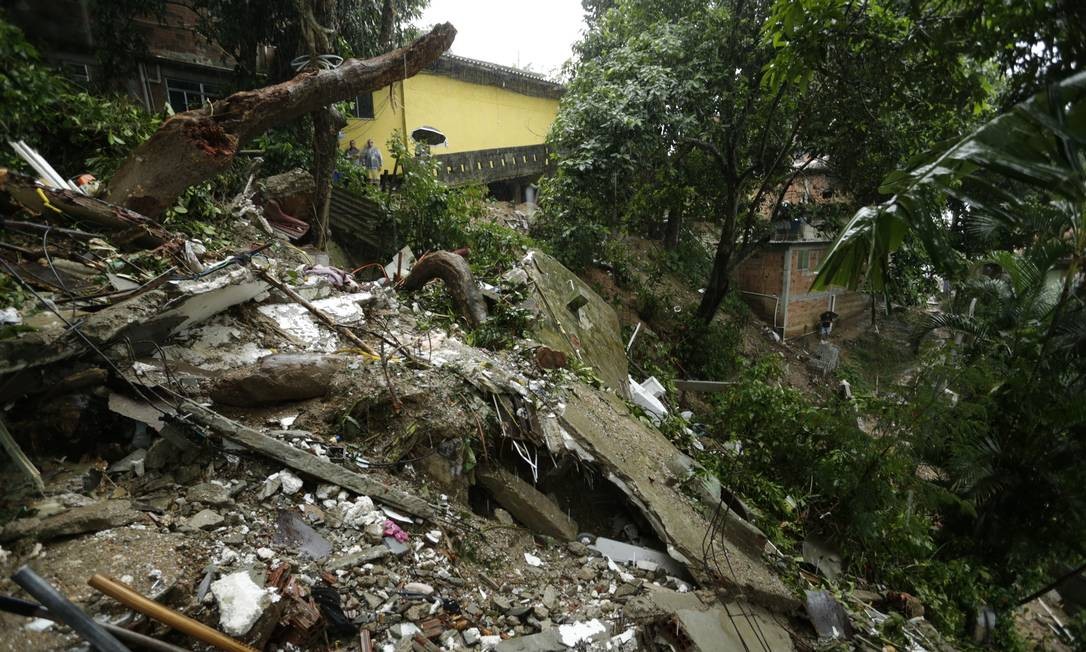 No Morro da Babilônia, no Leme, um deslizamento atingiu uma casa, causando a morte de duas mulheres Foto: Gabriel Paiva / Agência O Globo