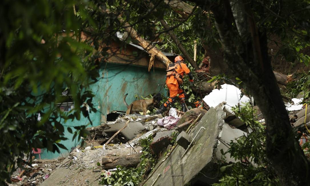 No Morro da Babilônia, durante a madrugada, moradores da comunidade ajudavam equipes do Corpo de Bombeiros nas buscas de uma terceira pessoa, um homem de 42 anos, que estaria desaparecido Foto: Gabriel Paiva / Agência O Globo