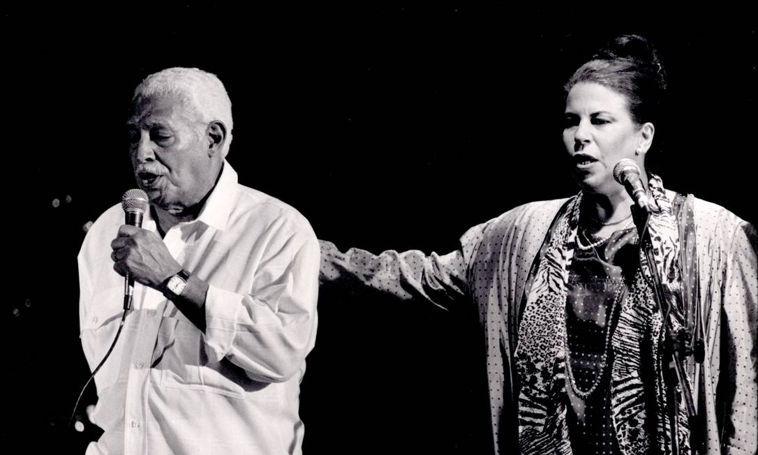 Dorival Caymmi e sua filha Nana Caymmi durante show, no antigo Scala Foto: Chico Ybarra / O Globo