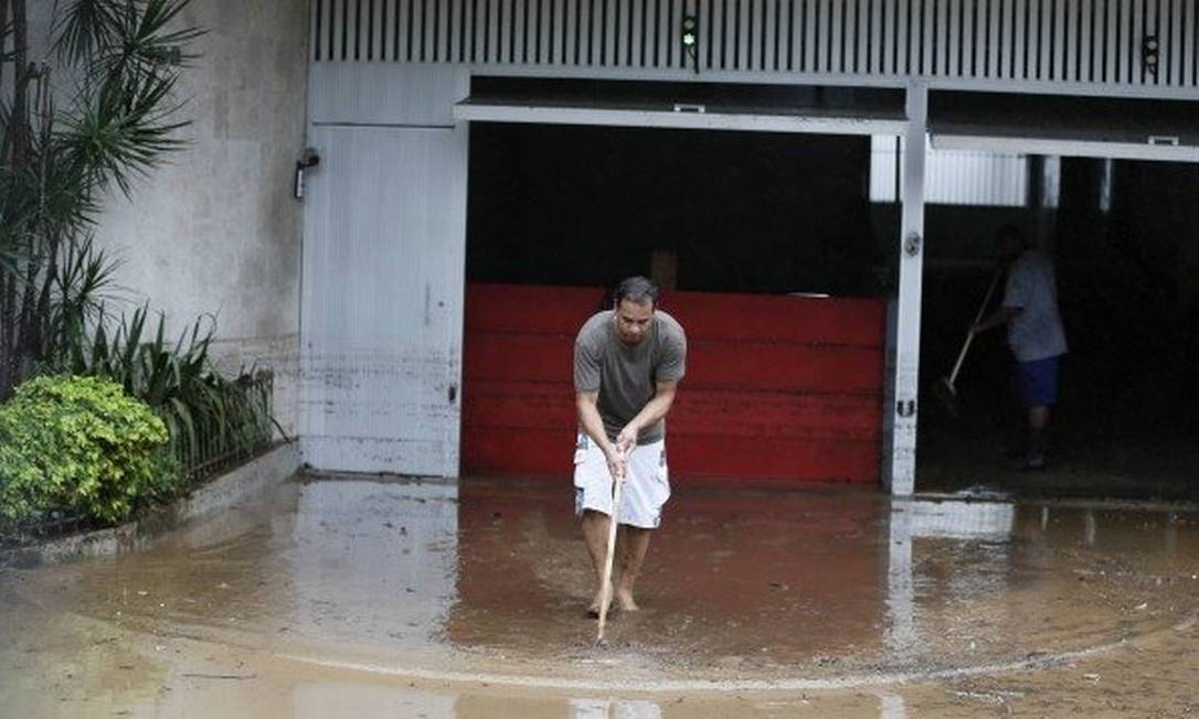 
Chuva forte provoca alagmentos e estragos pela cidade
Foto:
/
Pablo Jacob - Agência O Globo
