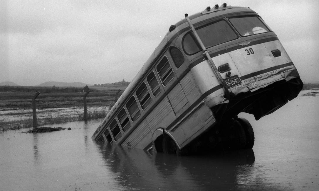 Por conta de enchente, ônibus caiu em canal entre a rua General Savage e o Campo dos Afonsos, Santa Cruz, Rio de Janeiro, 1959 Foto: Agência O Globo