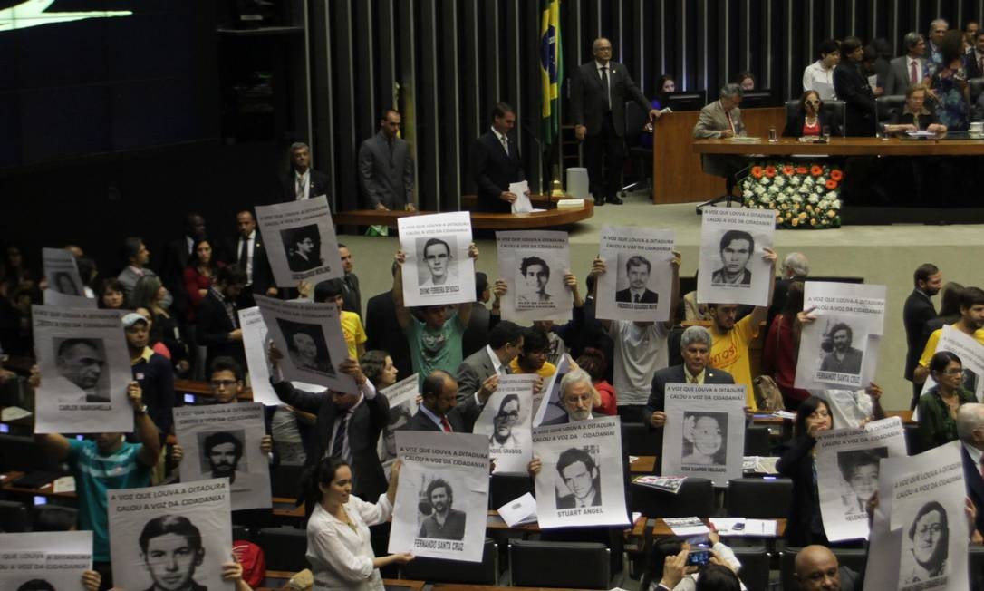 No fim de março, após determinar que as Forças Armadas comemorassem o golpe militar de 1964, que completou 55 anos, Bolsonaro voltou atrás e disse que a ordem foi para "rememorar" e "rever o que está certo e o que está errado" no período. A declaração gerou protestos, notas de repúdios de instituições brasileiras e também de um dos relatores especiais da ONU Foto: Ailton de Freitas / Agência O Globo