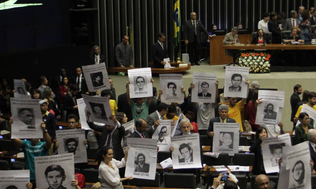 No fim de março, após determinar que as Forças Armadas comemorassem o golpe militar de 1964, que completou 55 anos, Bolsonaro voltou atrás e disse que a ordem foi para &#034;rememorar&#034; e &#034;rever o que está certo e o que está errado&#034; no período. A declaração gerou protestos, notas de repúdios de instituições brasileiras e também de um dos relatores especiais da ONU Foto: Ailton de Freitas / Agência O Globo