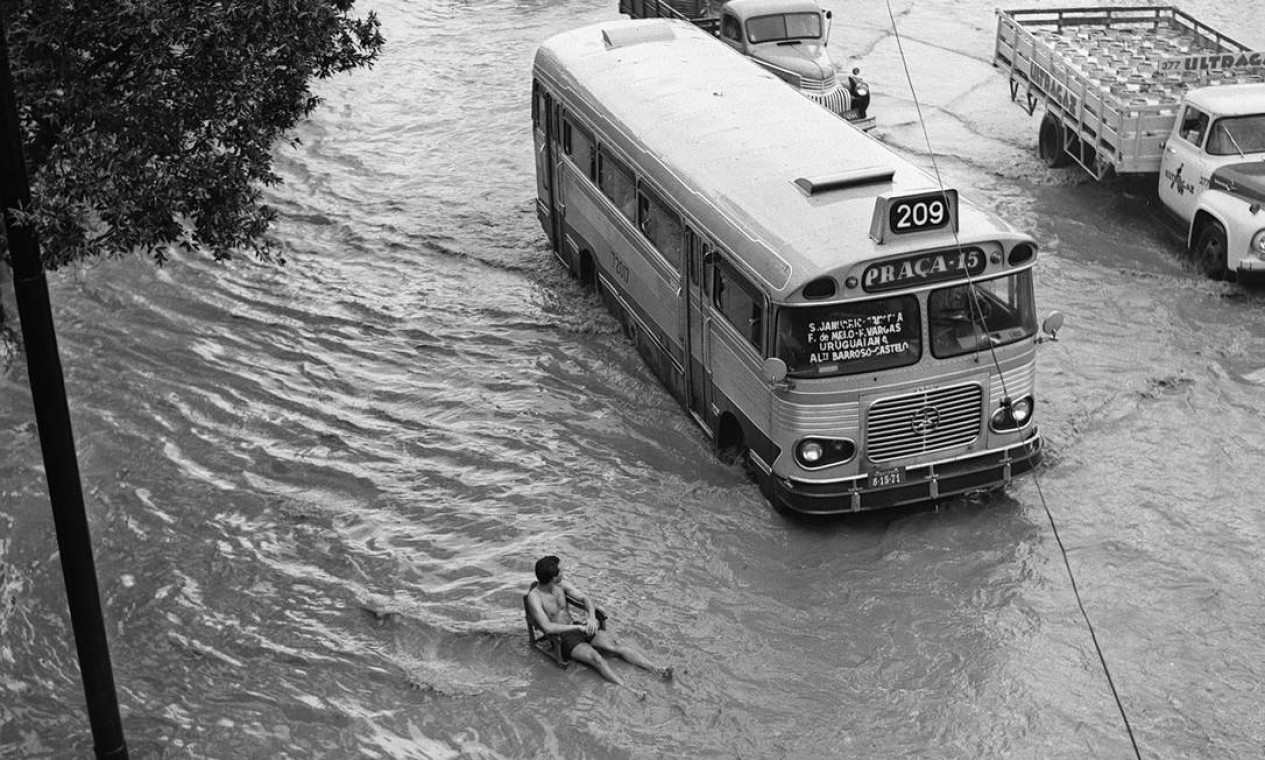 Homem espera passagem da enchente na Praça da Bandeira, Zona Norte do Rio de Janeiro, em 1966 Foto: Agência O Globo