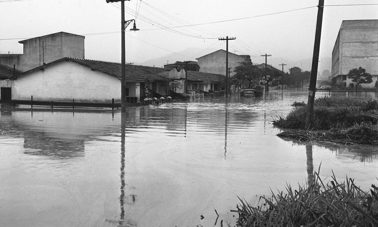 Enchente alaga casas no Rio de Janeiro em 1962 Foto: Agência O Globo