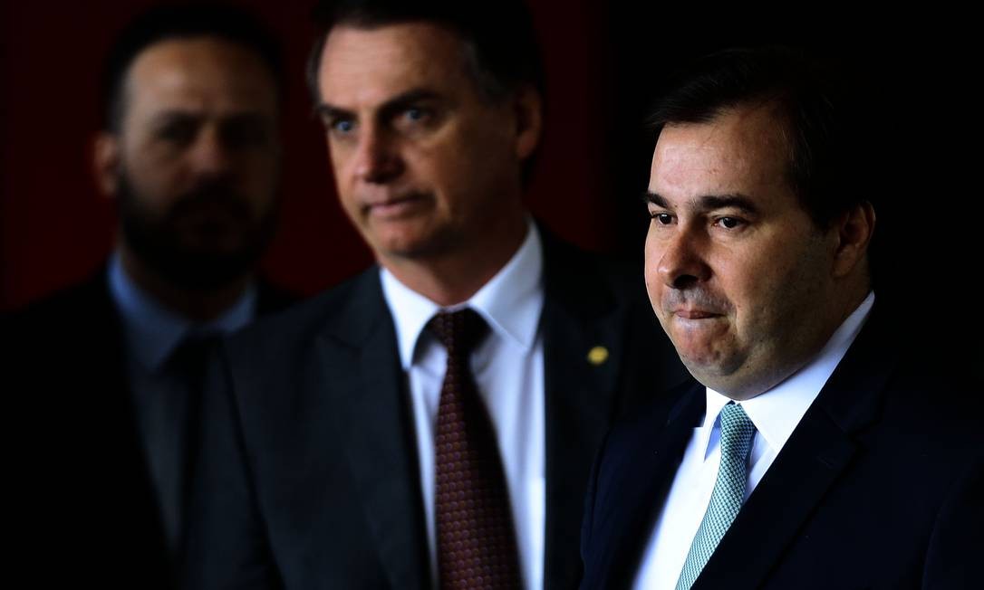 Bolsonaro e o presidente da Câmara voltaram a trocar farpas, o que causou incerteza sobre votação da Reforma da Previdência. Bolsonaro afirmou que Maia estava "um pouco abalado com questões pessoais". O deputado rebateu dizendo que o presidente está "brincando de governar". Em tréplica, Bolsonaro lamentou declaração de Maia Foto: Jorge William / Agência O Globo