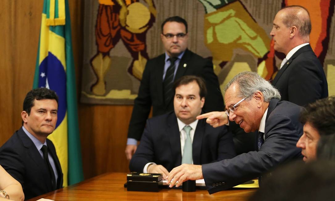 Em 19 de fevereiro, o ministro da Justiça, Sergio Moro, foi ao Congresso e entrega o pacote Anticrime ao presidente da Câmara Foto: Jorge William / Agência O Globo