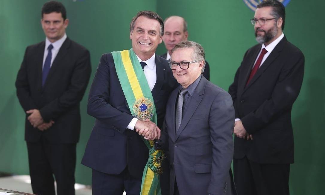 Em 8 de abril, Bolsonaro oficializou a demissão do ministro da Educação Ricardo Vélez Rodríguez. Segundo o próprio presidente, Vélez "não estava dando certo" à frente da pasta, que ficou paralisada por conta de uma onda de demissões. O ex-ministro foi substituído pelo economista Abraham Weintraub Foto: Valter Campanato