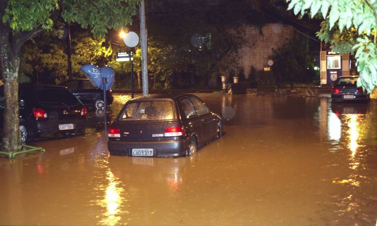Em 19 de novembro de 2002, carros em meio à agua da chuva que alagou a Rua Lineu de Paula Machado, no Jardim Botânico Foto: Fernando Quevedo / Agência O Globo