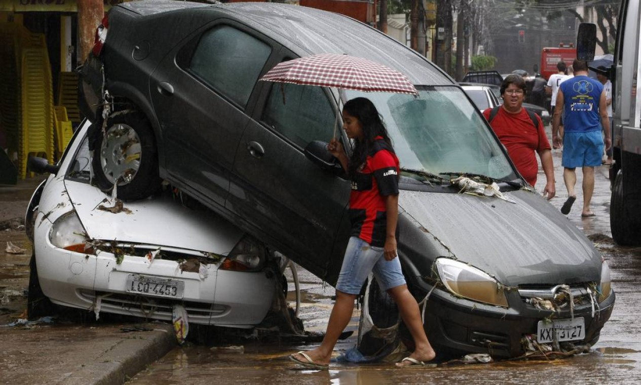 Em abril de 2010, temporal que alagou ruas do Rio deixa carros empilhados na Rua Senador Furtado, no Maracanã Foto: André Coelho / Agência O Globo