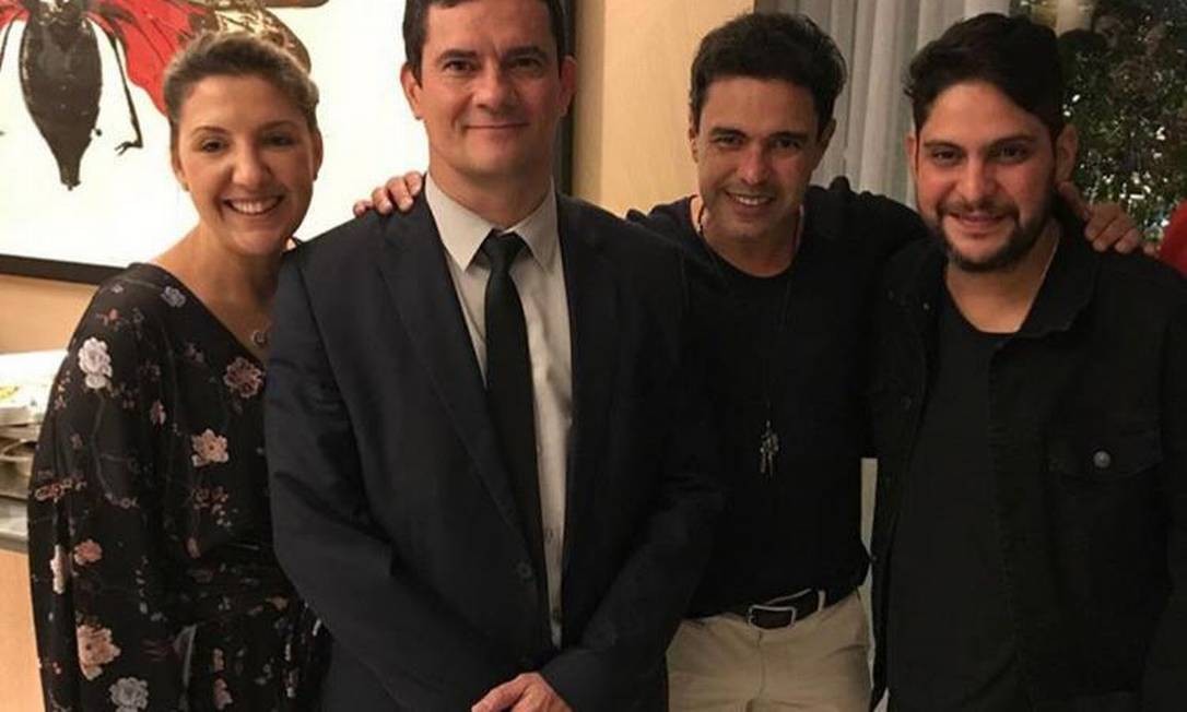 O ministro Sergio Moro posa ao lado dos sertanejos Zezé di Camargo e Jorge Barcelos Foto: Reprodução / Instagram