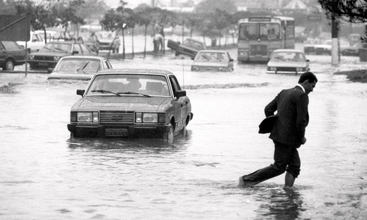 Avenida Borges de Medeiros, na Lagoa, durante enchente em outubro de 1987: carros e pedestre têm que atravessar alagamento Foto: Ricardo Beliel / Agência O Globo