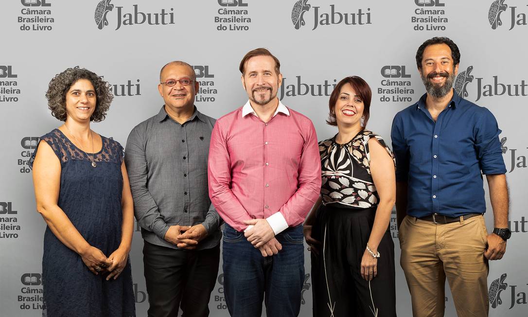 Pedro Almeida, ao centro, de camisa rosa, e os conselheiros que organizarão o 61º Prêmio Jabuti Foto: Jailton Leal / Divulgação/CBL
